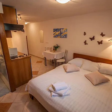 Kate Apartman *